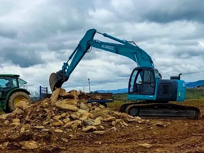 Trabalho de despedrega de terreno agrícola